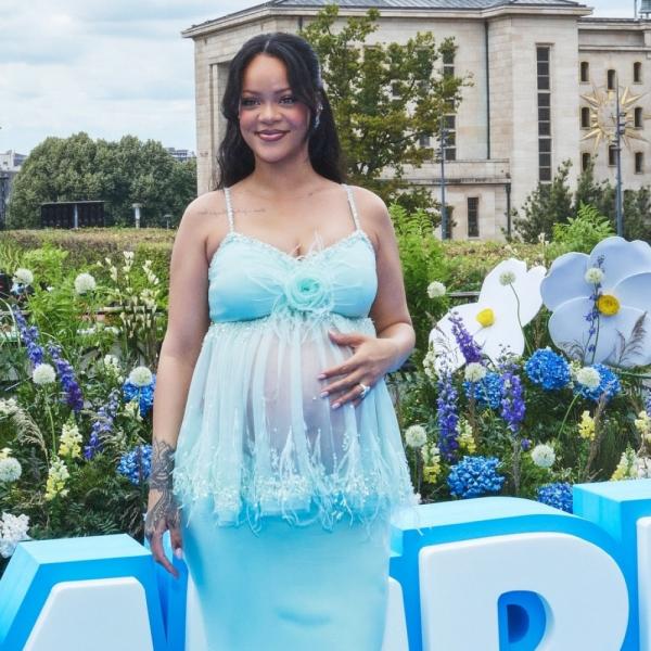 إطلالات الحمل: أناقة وراحة في كل مرحلة