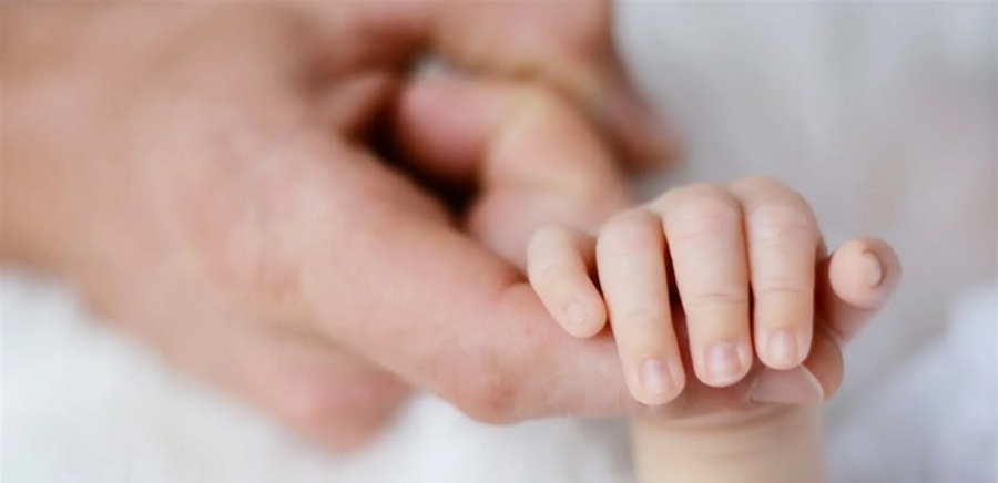 أم كادت تتسبب ببتر إصبع ابنها الرضيع .. هذا ما فعلته