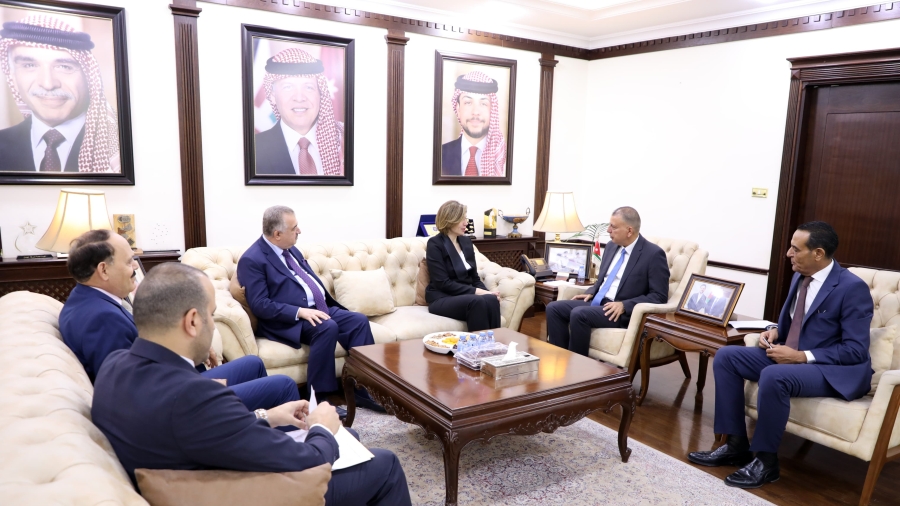 وزير الداخلية يلتقي وزيرة الهجرة والمهجرين العراقية