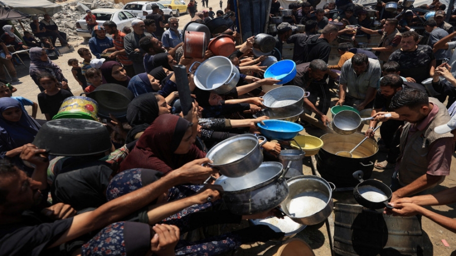 فرنسا: ستكون هناك 4 رحلات جوية من المساعدات الإنسانية إلى غزة من الأردن