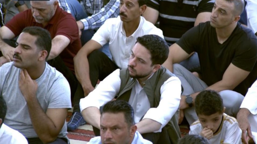 ولي العهد يؤدي صلاة الجمعة في مسجد الملك الحسين بن طلال