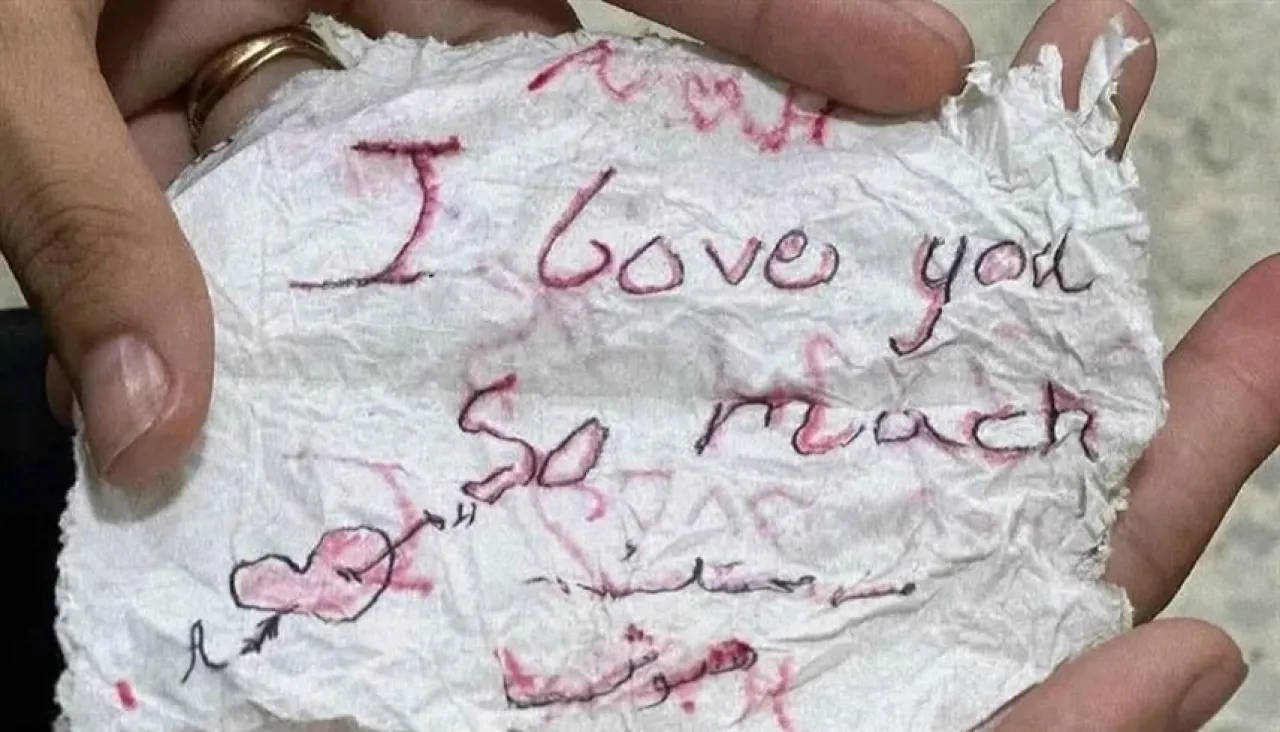 (أحبك كثيرا) .. رسالة مؤلمة بجيب شهيد في غزة تجتاح المنصات