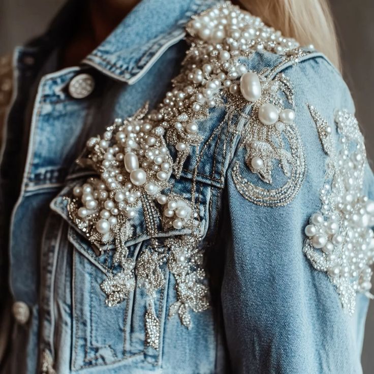 الجاكيت الجينز المرصع بالاستراس واللؤلؤ أبرز تريندات صيف 2025.. أنيق وجذاب
