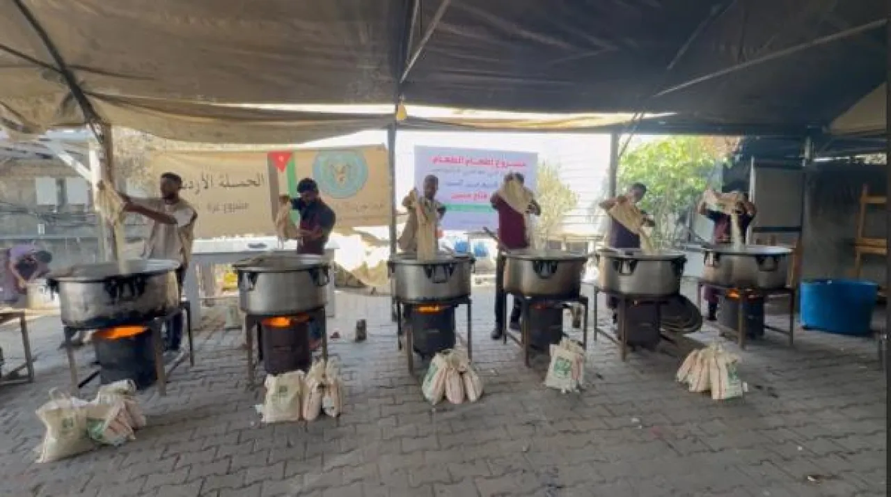 الحملة الأردنية توزع وجبات غذائية في مواصي خان يونس