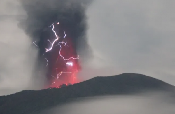 بركان يطلق رمادا في سماء إندونيسيا على ارتفاع 10 كيلومترات