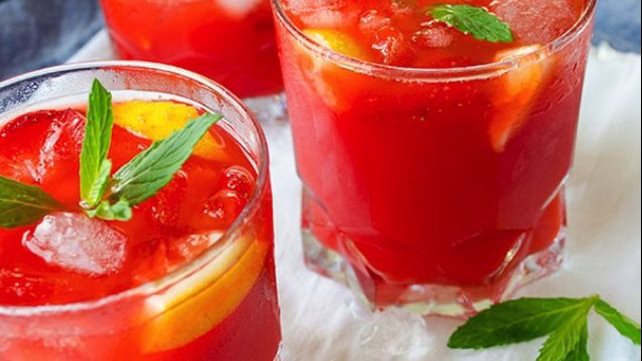 منعش ولذيذ.. طريقة تحضير عصير الليمون بالفراولة