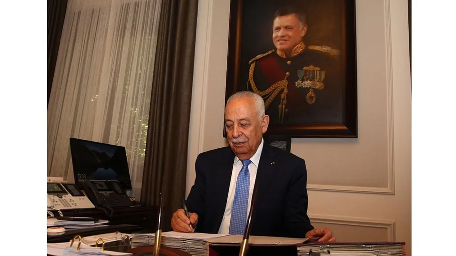 العيسوي ينقل تمنيات الملك وولي العهد للعين والوزير الأسبق الخريشا بالشفاء العاجل