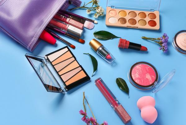 كيف تجدّدين حقيبة مكياجكِ من الصيف إلى الخريف؟