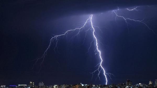 تعادل رحلة من باريس إلى ميلانو .. رصد أطول صاعقة برق بالعالم