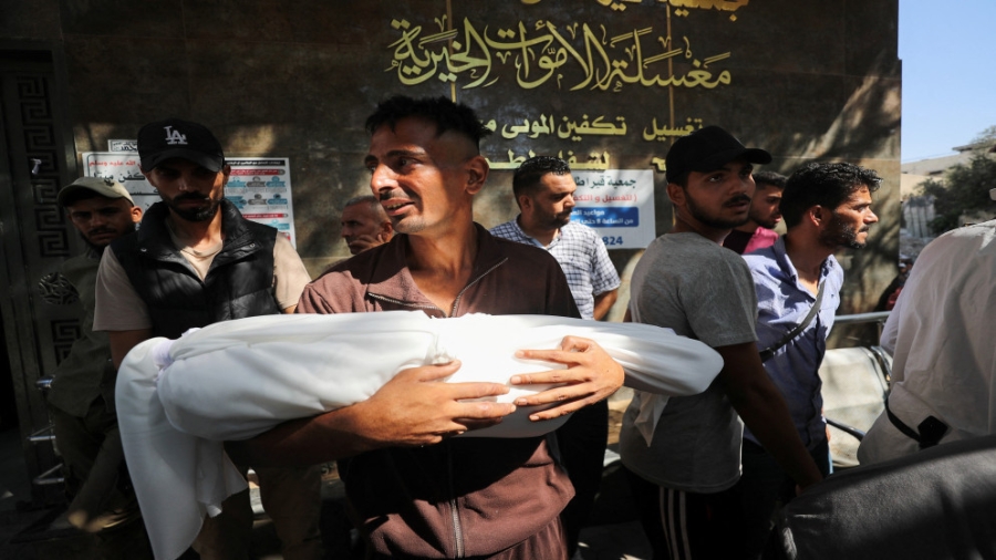 18 شهيدا أغلبهم من منتظري المساعدات برصاص وقصف إسرائيلي على غزة