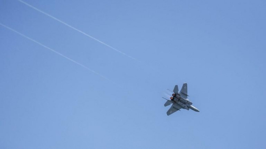 إسرائيل تهاجم أهدافا وتصادر أسلحة في الجنوب السوري