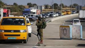 الاحتلال يحتجز مركبات فلسطينيين شرق نابلس