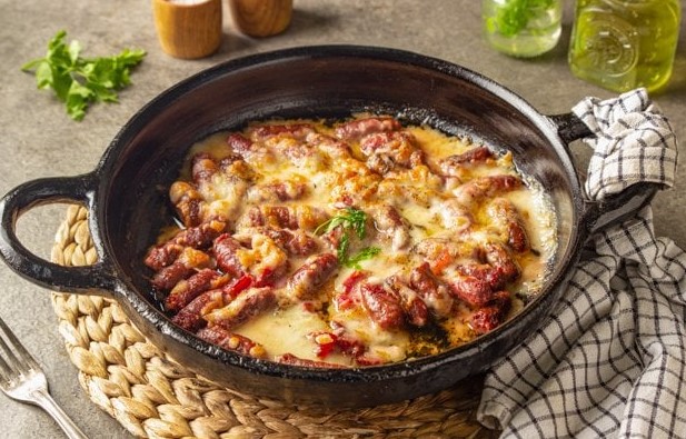 طريقة عمل طاسة سجق بالجبنة.. لذيذة ولا تأخذ وقت