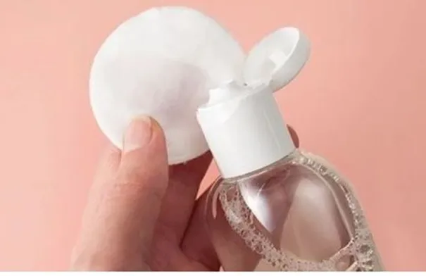 ماء الميسيلار أم الغسول؟ أيهما ينظف بشرتك بشكل أفضل؟