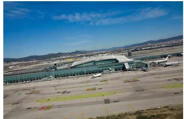 تركا ابنهما خلفهما بالمطار لأجل أن لا يخسرا تذاكر السفر