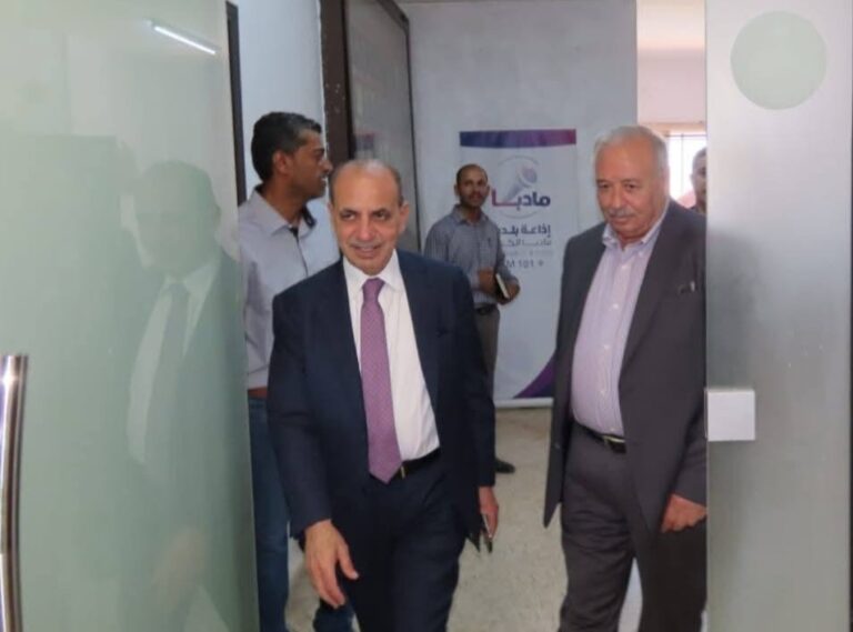 وزير الإدارة المحلية يطلع على سير العمل في بلدية مادبا