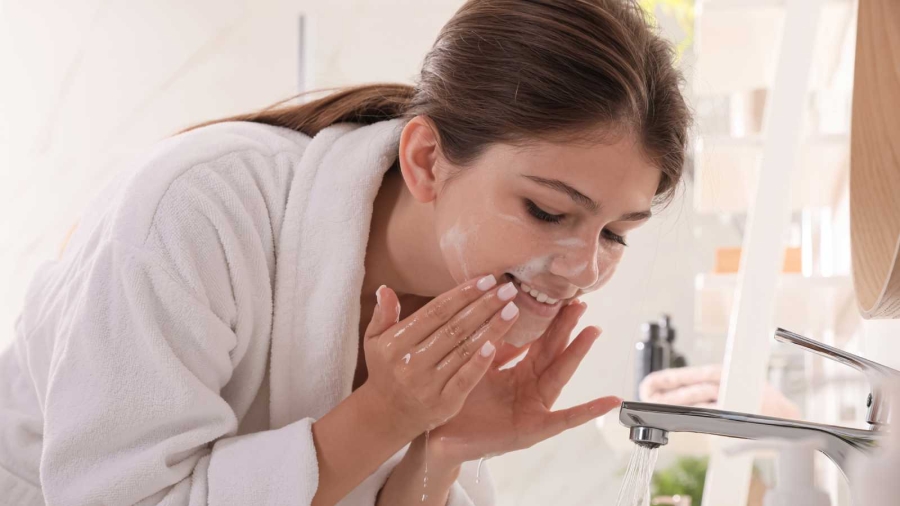 أفضل 5 غسولات وجه لإزالة المكياج والزيوت من دون تجفيف البشرة