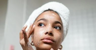 3 وصفات طبيعية لتنظيف البشرة وترطيبها.. بديل فعال للغسول