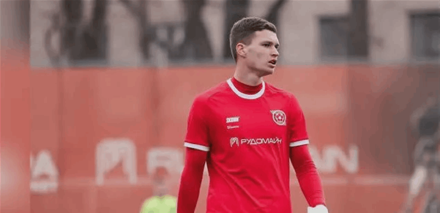 لاعب يفر من معسكر فريقه في أوروبا.. ما السبب؟