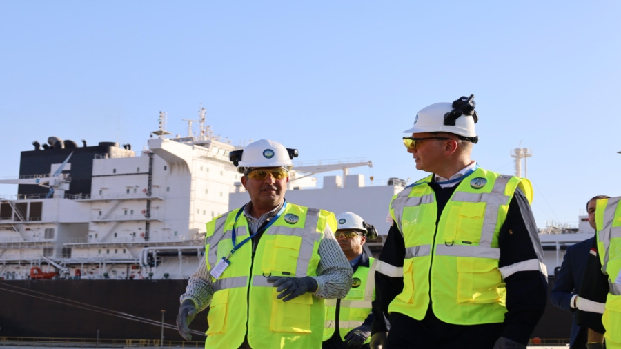 وزيرا الطاقة الأردني والمصري يزوران باخرة إنيرجوس فورس في العقبة