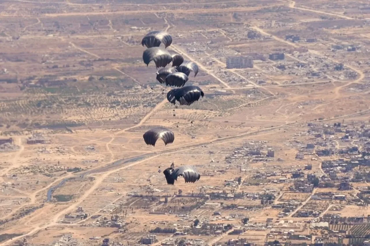 الإمارات تُكثّف استجابتها لغزة: إنزال جوي رقم 62 و40 شاحنة مساعدات برية