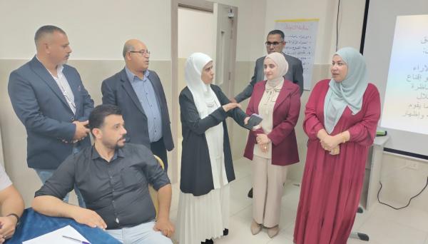 الشطناوي تتابع ورشة تدريب المعلمين على المناظرات المدرسية في مدرسة البشر