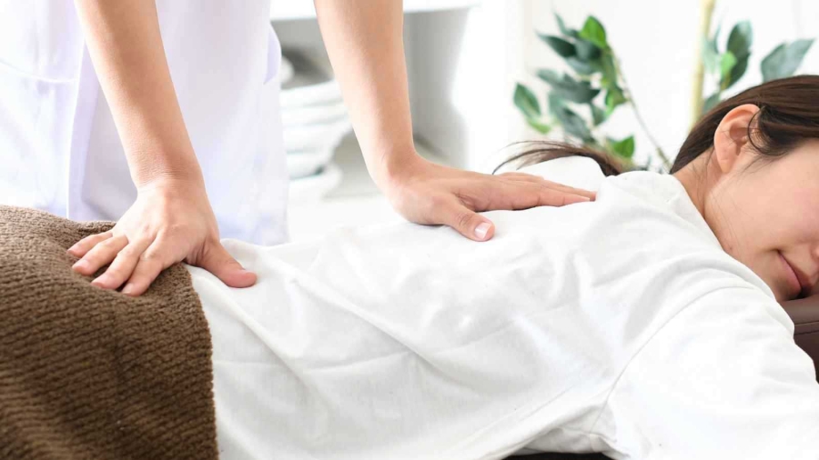 تدليك ما بعد الولادة.. فوائده ومتى يُمنع