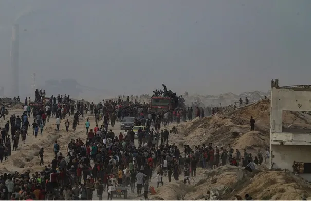 20 شهيدا في انقلاب شاحنة فوق منتظري مساعدات بغزة