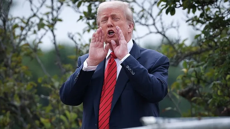 ترامب على سطح البيت الأبيض يصيح ساخرا: أريد بناء صواريخ نووية