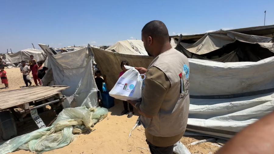 الحملة الأردنية توزع وجبات غذائية في مخيم “الفجر 3” غرب خان يونس