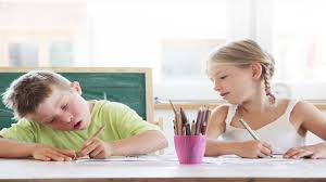 بحث إطلاق مبادرة لدمج الطلبة ذوي الإعاقة السمعية مع الأصحاء