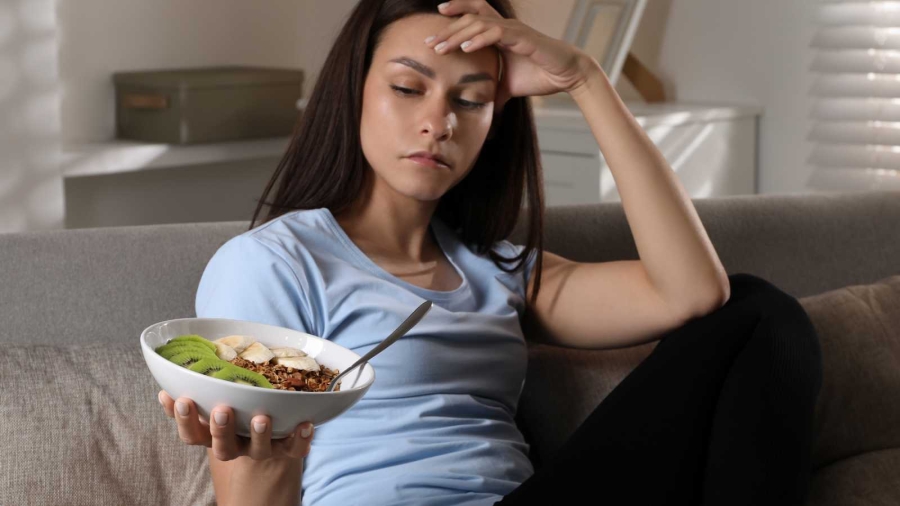 اضطرابات الأكل لدى النساء في منتصف العمر: أزمة خفية تتفاقم بصمت