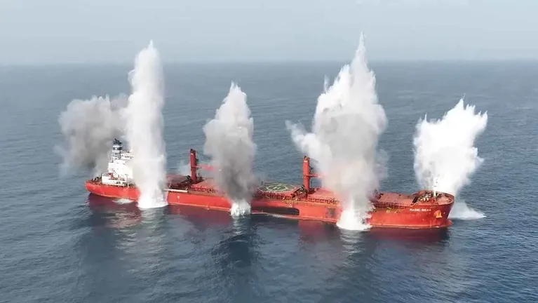 الحوثي تفرض حظرا بحريا على أساطيل العشرات من شركات الشحن العالمية