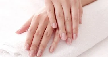 وصفات طبيعية لتقوية الأظافر بخطوات بسيطة.. من عصير الليمون لزيت الثوم