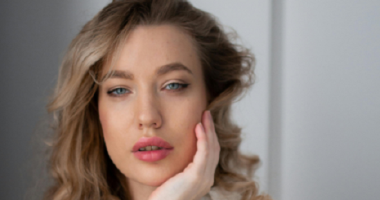 4 حيل تساعدك على تطبيق مكياج يومى سريع واحترافى