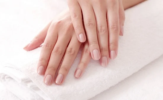 وصفات طبيعية لتقوية الأظافر بخطوات بسيطة.. من عصير الليمون لزيت الثوم