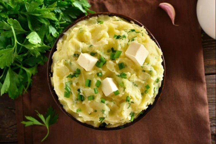 متبل البطاطا بالزبدة والبقدونس