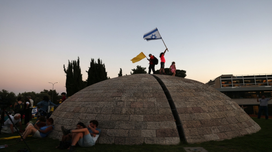 محتجزون سابقون في غزة يتظاهرون بينما تنظر إسرائيل في توسيع عملياتها