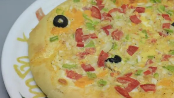 طريقة عمل بيتزا بالبيض بأسهل الخطوات
