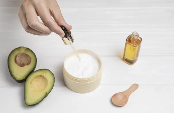 أيهما أفضل لترطيب البشرة؟ مقارنة بين لوشن الجسم والزيت