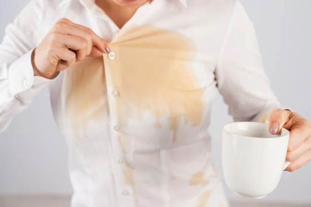 5 حيل فعالة للتخلص من بقع القهوة على الملابس.. الماء البادر أسرعهم