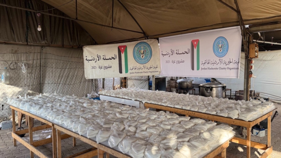 الحملة الأردنية توزع طنًا من السكر على النازحين شمال وجنوب غزة