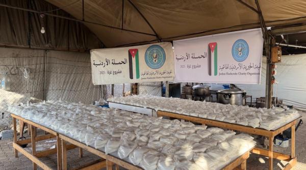 الحملة الأردنية توزع طنًا من السكر على النازحين شمال وجنوب غزة