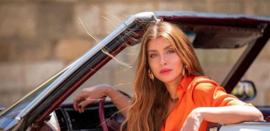 •    حاملة العلم اللبناني.. رسالة مؤثرة من ممثلة سورية شهيرة (صورة)