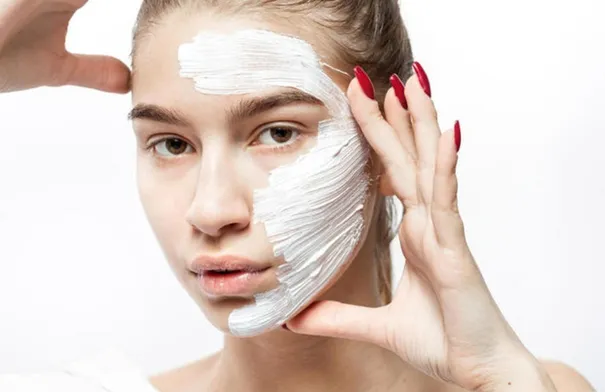 5 أقنعة طبيعية لتبريد وترطيب بشرتكِ في حرّ الصيف