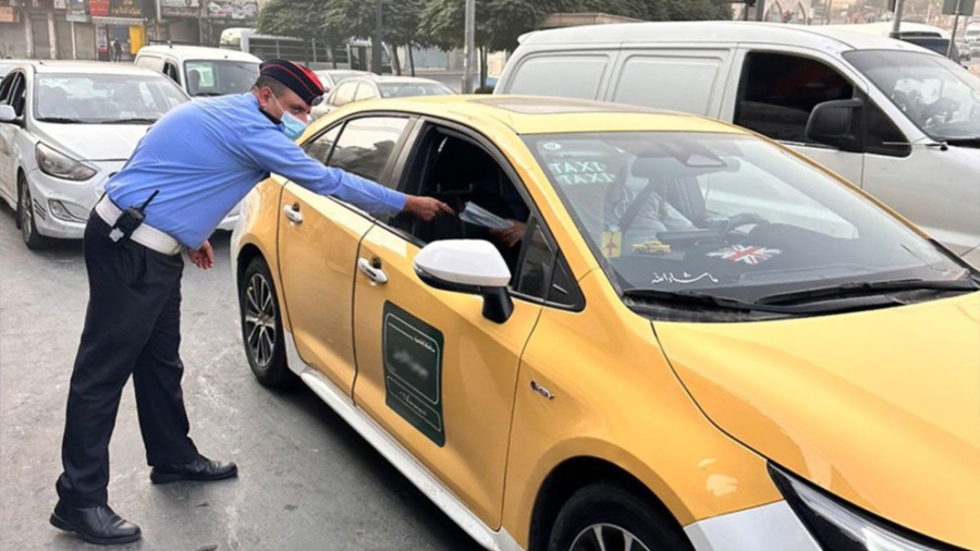 إدارة السير توزع كمامات على ركاب وسائقي المركبات العمومية