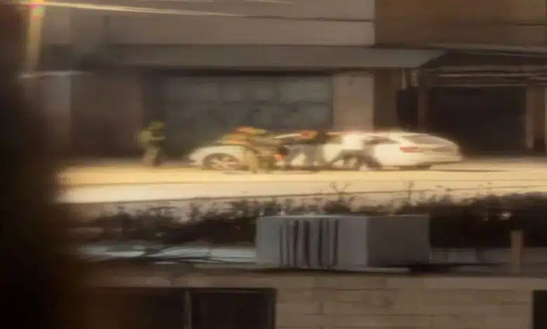 قوات الاحتلال توقف مركبة فلسطينية وتحتجز ركابها في نابلس