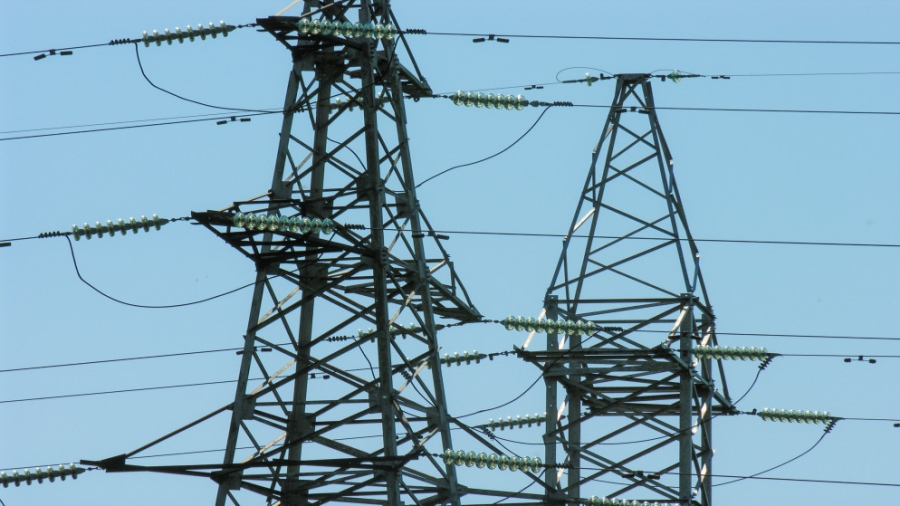 بدء عودة الكهرباء بعد انقطاعها عن وسط العراق وجنوبه