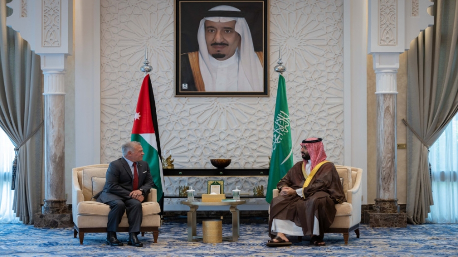 الملك يبحث مع ولي العهد السعودي التطورات في غزة والضفة الغربية