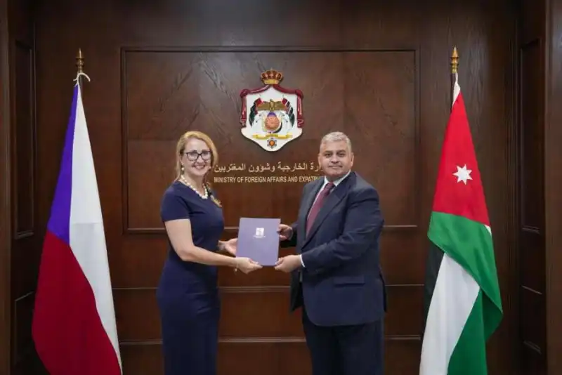 القطارنة يتسلم أوراق اعتماد سفيرة جمهورية التشيك في الأردن
